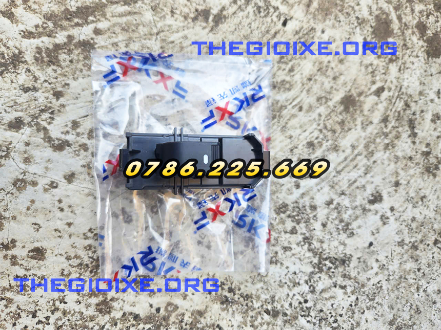 Công tắc bấm kính bên phụ xe tải Đô Thành IZ65 IZ350