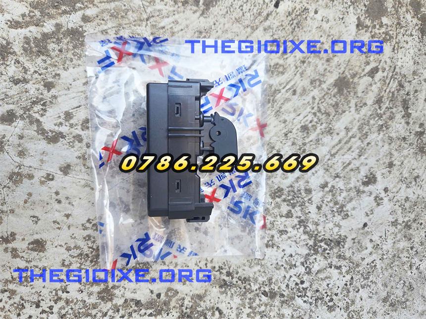 Công tắc bấm kính bên phụ xe tải Đô Thành IZ65 IZ350