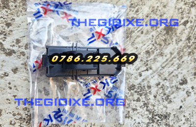 Công tắc bấm kính bên phụ xe tải Đô Thành IZ65 IZ350